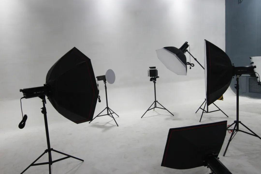 伟大的缺席 相关产品